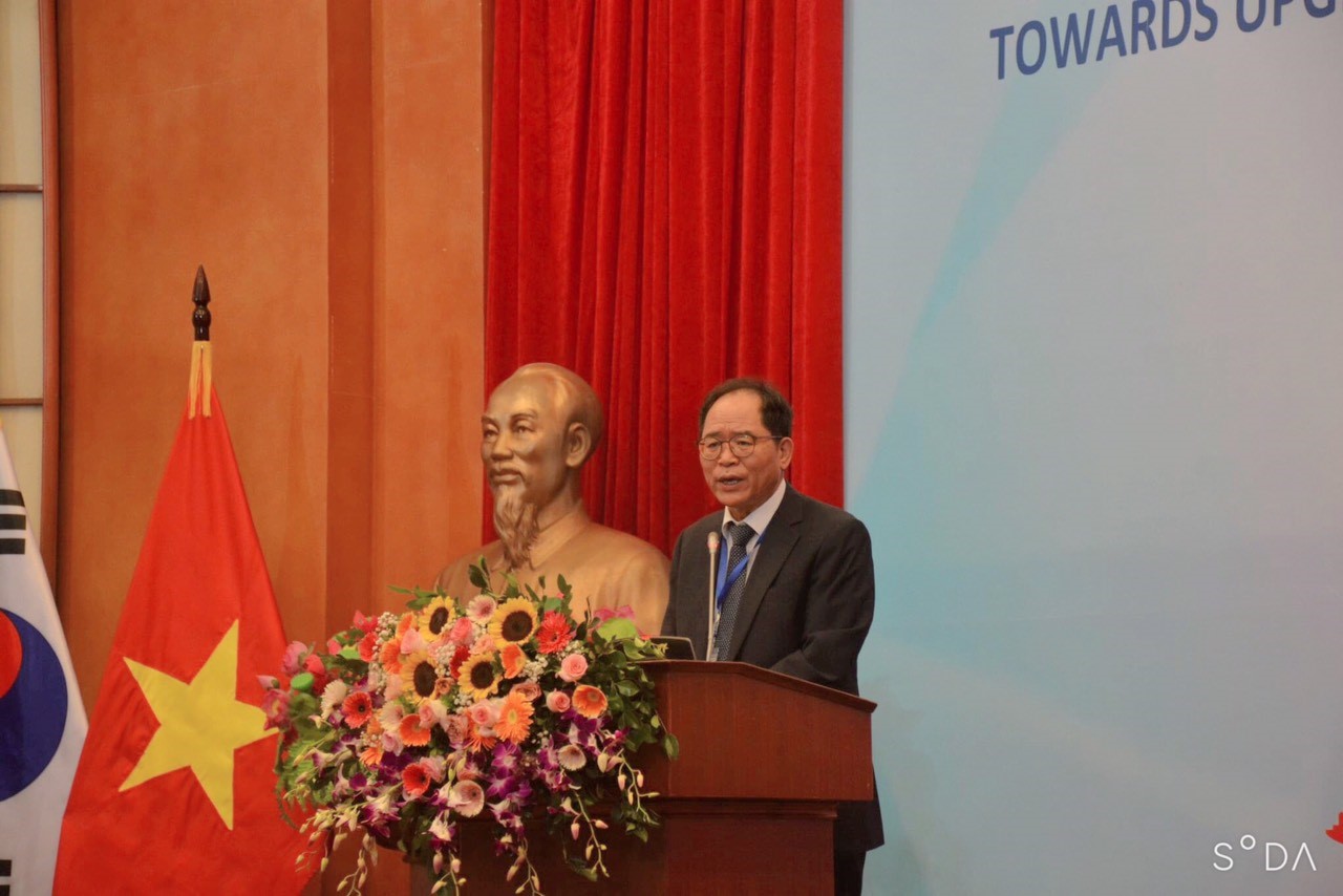 Mr. Park Noh Wan, Korean Ambassador to Vietnam gave a welcome speech at the Forum