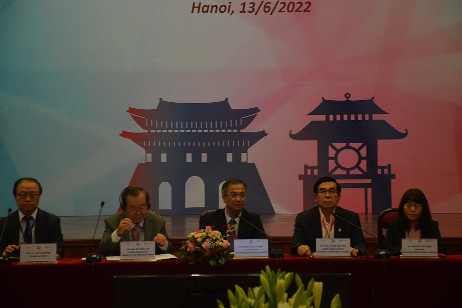Chairman (Dr. Dang Xuan Thanh, Vice President of VASS) and actors at the First Session of the Forum