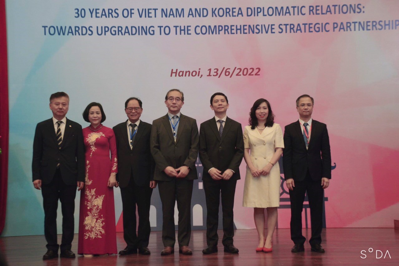 Delegates of the Party and State of Vietnam and Korean National Assembly deputies take souvenir photos at the Forum