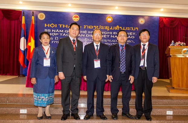 The leaders of the delegations took souvenir phphotos with the Secretary of of Binh Thuan Provincial Paparty Committee