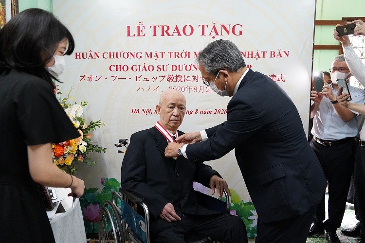 Ambassador Extraordinary and Plenipotentiary of Japan to Vietnam - Mr. Yamada Takio presented the Order of the Rising Sun of Japanese Goverment to Professor Duong Phu Hiep