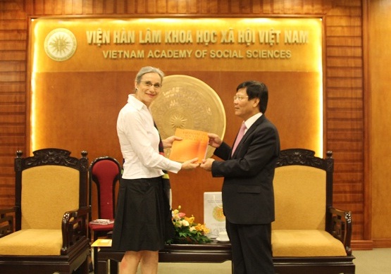 Prof.Dr. Nguyen Quang Thuan gave souvenir to<br>Ms. Nienke Trooster 