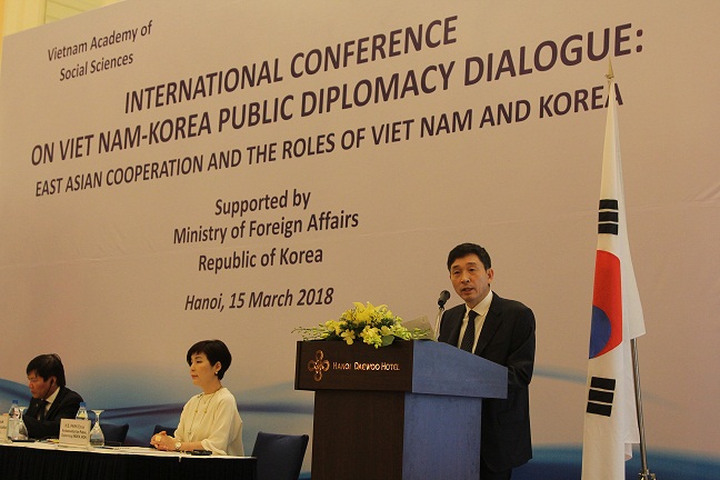 Mr. Lee Hyuk made a welcome speech at the seminar