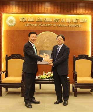 Assoc. Prof. Dr. Dang Nguyen Anh gave souvenir to Mr. Sohn Hak Kyu