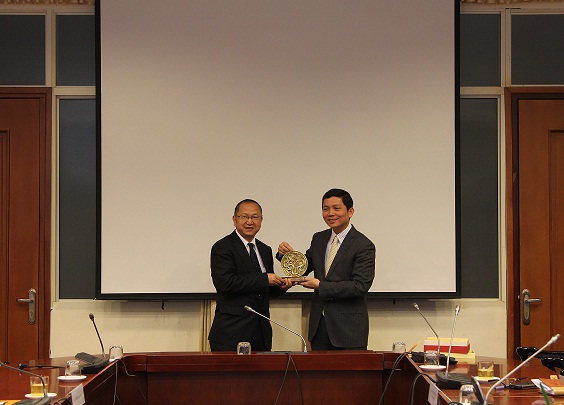 Assoc. Prof. Dr. Bui Nhat Quang gave souvenir to<br>Mr. Zhang RuiCai