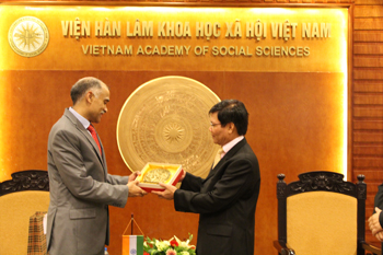 Prof. Dr. Nguyen Quang Thuan gave present <br>to Mr. Parvathaneni Harish