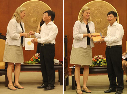 Prof. Dr. Nguyen Quang Thuan and Dr. . Mary Byrne McDonnell <br>souvenirs to each other
