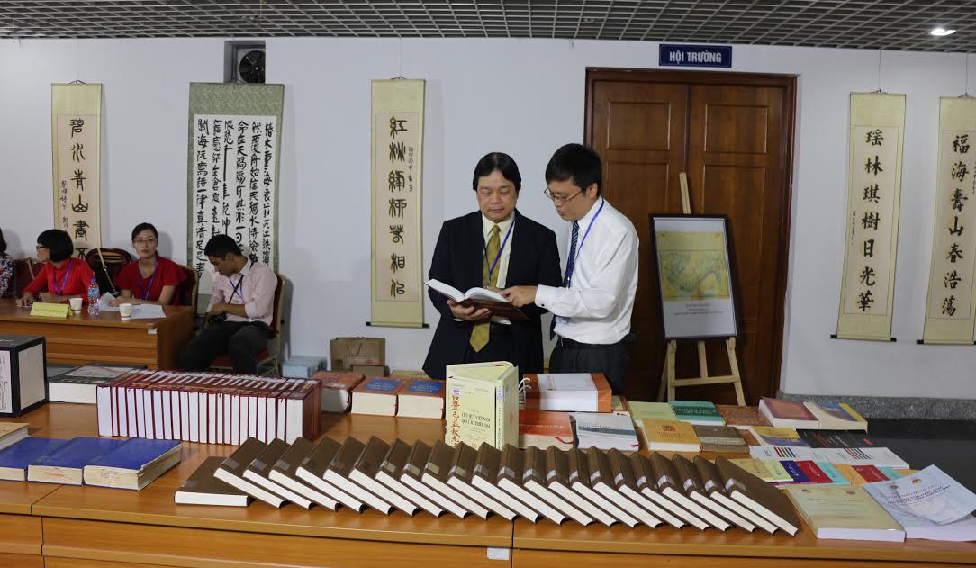 Ass.Prof., Dr. Dang Nguyen Anh and Dr. Nguyen Tuan Cuong were reading Han-Nom books exhibited in the conference’s venue