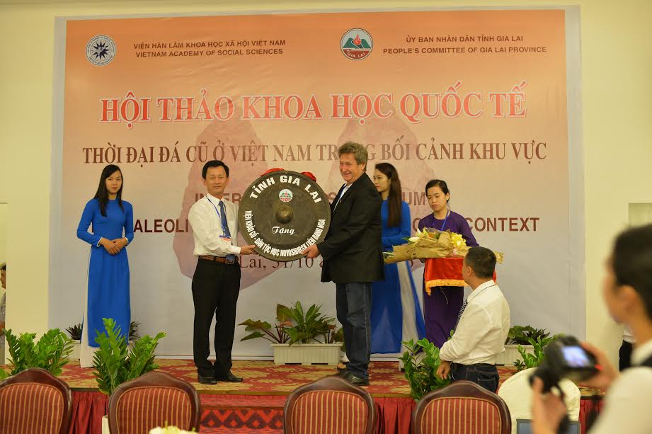 Mr. Dương Văn Trang, the Party Committee Secretary of Gia Lai awarded a souvenir to Prof., Academician Anatoly Derevianko
