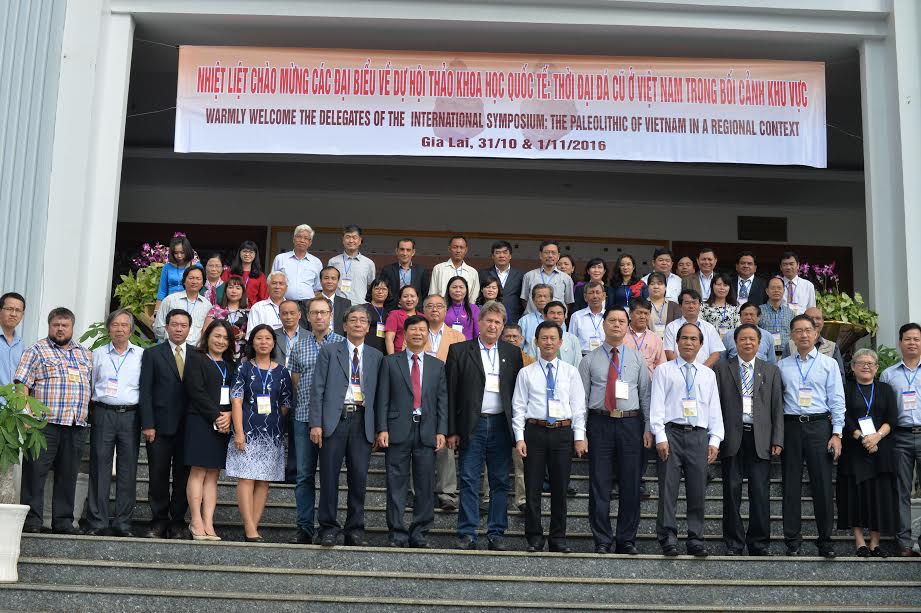 The Vietnamese and foreign participants of the Symposium in the souvenir photograph