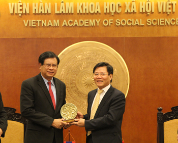 Prof. Dr. Nguyen Quang Thuan gave souvenir <br> to Mr. Bouasone Bouphavanh