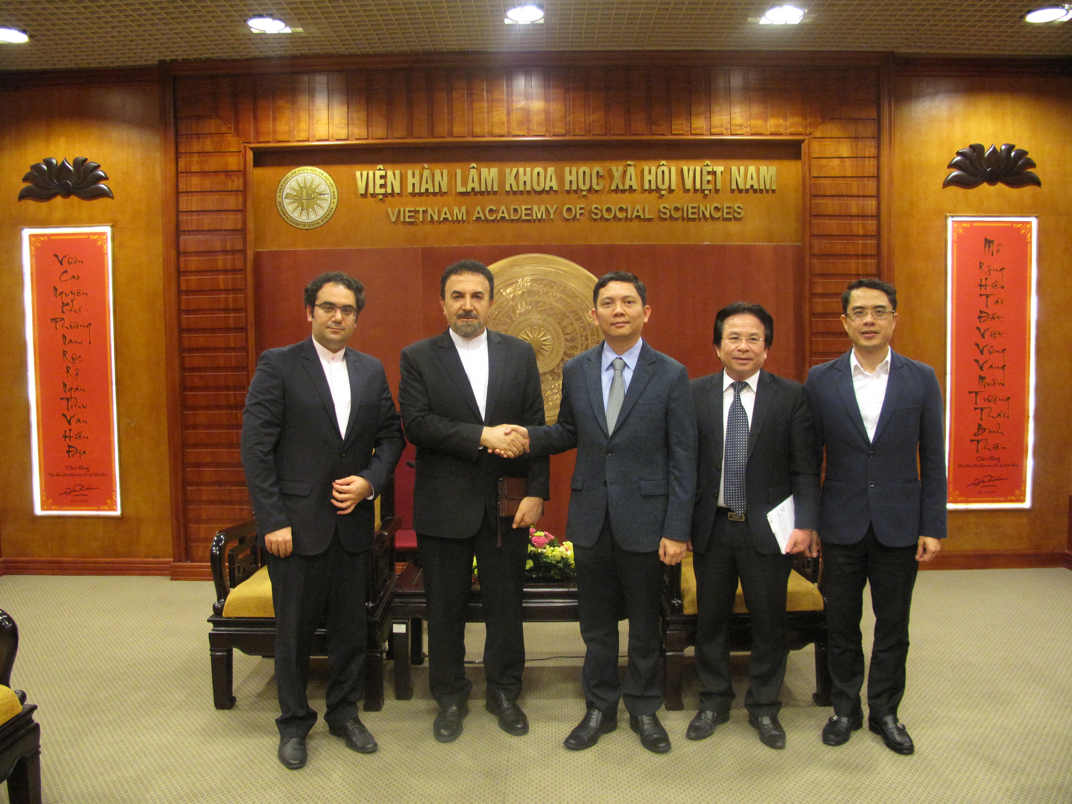 President Bui Nhat Quang took photo with Ambassador Saleh Adibi and the delegates at the meeting