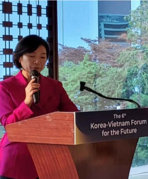 Ms. Oh Youngju, Minister of Small and Medium Enterprises, former Korean Ambassador to Vietnam continued Working group