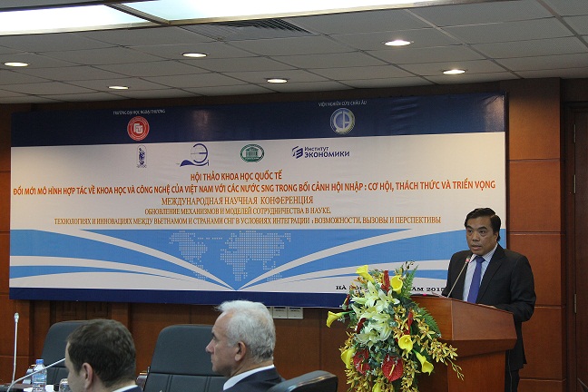 Associate Prof. Dr. Bui Anh Tuan having speech at the workshop