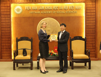 Prof. Dr. Nguyen Quang Thuan gave souvenir to Ms. Wendy Matthew
