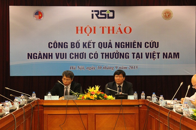 Prof. Dr. Nguyen Quang Thuan and Associate Prof. Dr. <br>Bui Quang Tuan moderated the seminar