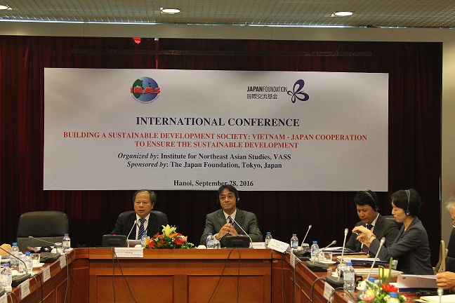 Dr. Tran Quang Minh and Prof. Dr. Mizobata Satoshi, Director<br>of the Kyoto Institute of Economic Research, University of Tokyo, co-chaired session 1