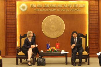 Prof. Dr. Nguyen Quang Thuan and Ms. Wendy Matthew in the meeting