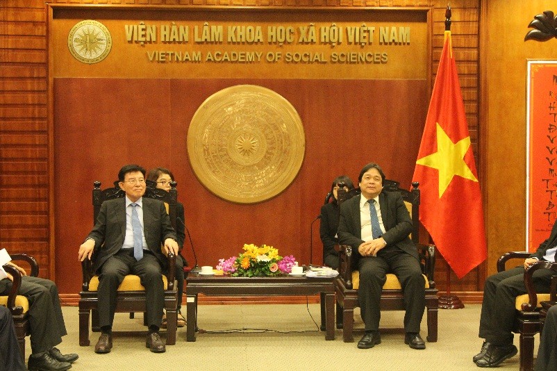 Prof. Dr. Dang Nguyen Anh and Vice President of the NUAC Kim Deog Ryong at the meeting