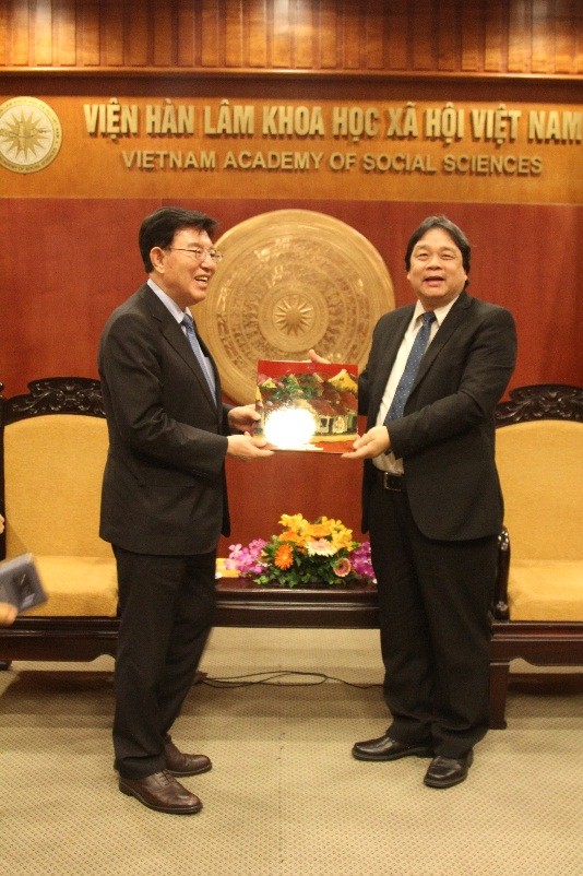 Vice President Dang Nguyen Anh presented a souvenir to Vice President Kim Deog Ryong