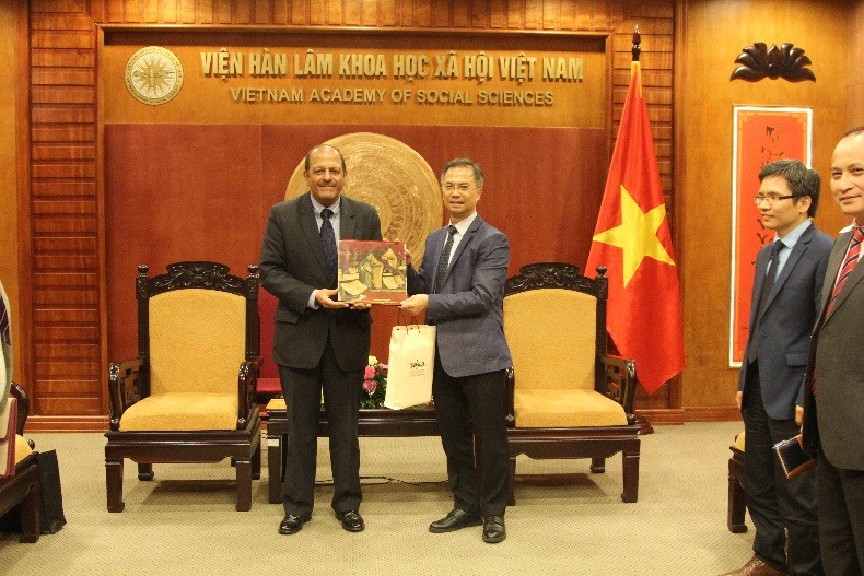 Vice President Dang Xuan Thanh presented a souvenir to Director General Sujan R. Chinoy