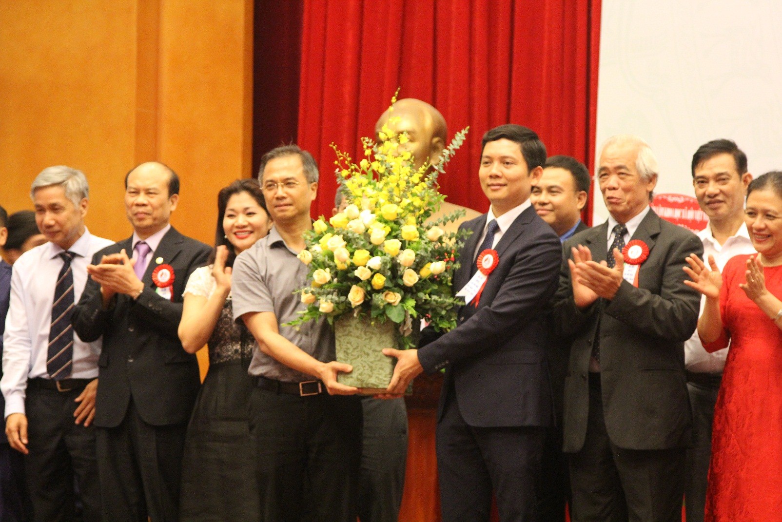 Dr. Dang Xuan Thanh - VASS Vice President presented congratulation flowers to Assoc.Prof.Dr. Bui Nhat Quang at the Congress
