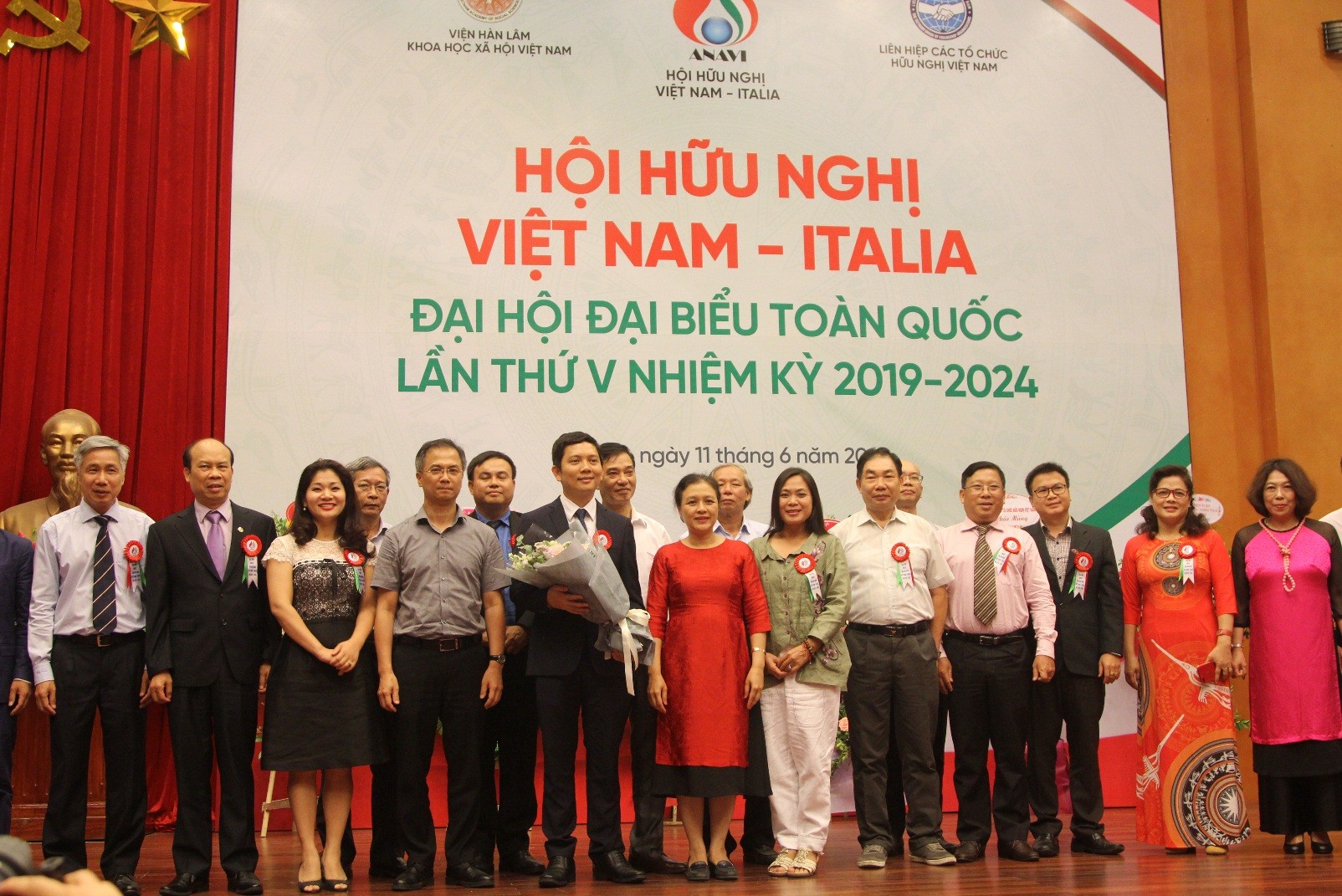 Directors Board of Vietnam Museum of Ethnology presented congratulation flowers to Assoc.Prof.Dr. Bui Nhat Quang at the Congress