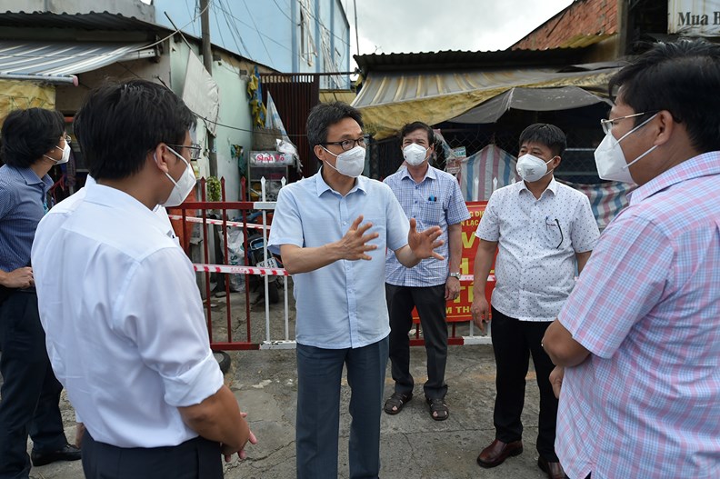 Deputy Prime Minister Vu Duc Dam, Head of the National Steering Committee for COVID-19 Prevention and Control, visits the anti-epidemic situation (Photo: Internet).