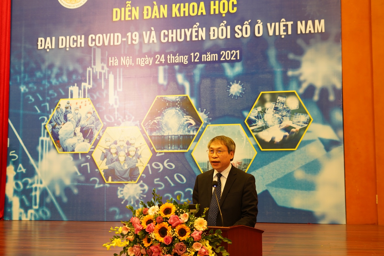 Assoc.Prof.Dr. Bui Quang Tuan, Director of the Vietnam Institute of Economics presented a report at the Forum