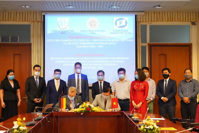 Director of the Friedrich Naumann Institute (FNF) in Vietnam, Mr. Andreas Stoffe and Assoc. Nguyen Chien Thang (Director of the Institute of European Studies) at the signing ceremony