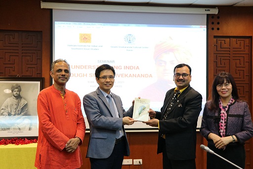 Mr. Sri Subhash Gupta, Deputy Indian Ambassador in Vietnam and Dr. G.B. Harisha, Director of Swami Vivekananda Cultural Centre gifted the book to Assoc.Prof.Dr. Nguyen Xuan Trung, Director of VIISAS, VASS