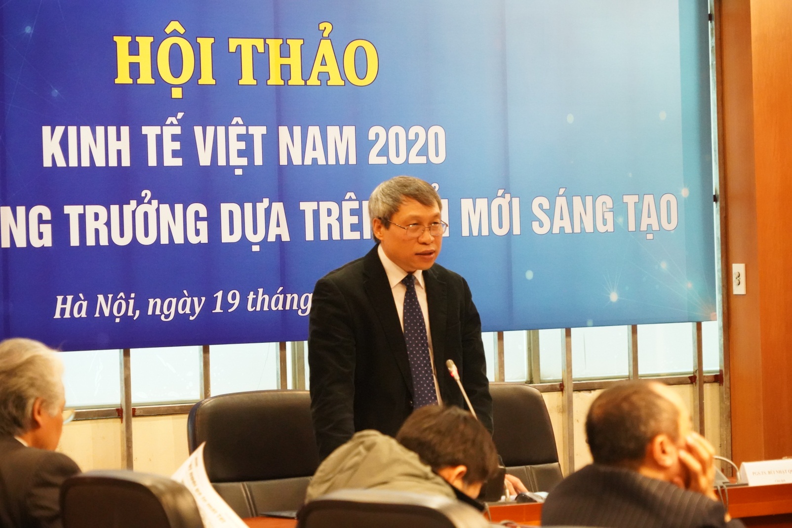 Assoc.Prof.Dr. Bui Quang Tuan, Director of the Vietnam Economic Institute, spoke at the seminar