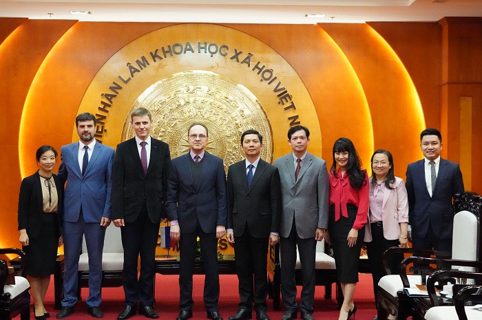 Chairman Bui Nhat Quang and Mr. Bezdetko took souvenir photos with members attending the meeting