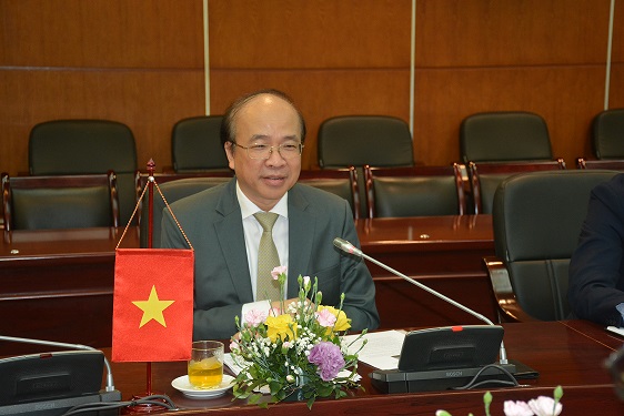 President Phan Chi Hieu spoke at the meeting