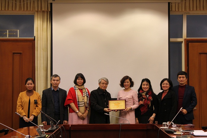 Journalist Ha Hong (4th from left) presents the certificate of the 6th Vietnam International Seminar in the top 10 outstanding science and technology events in 2021 to the Academy