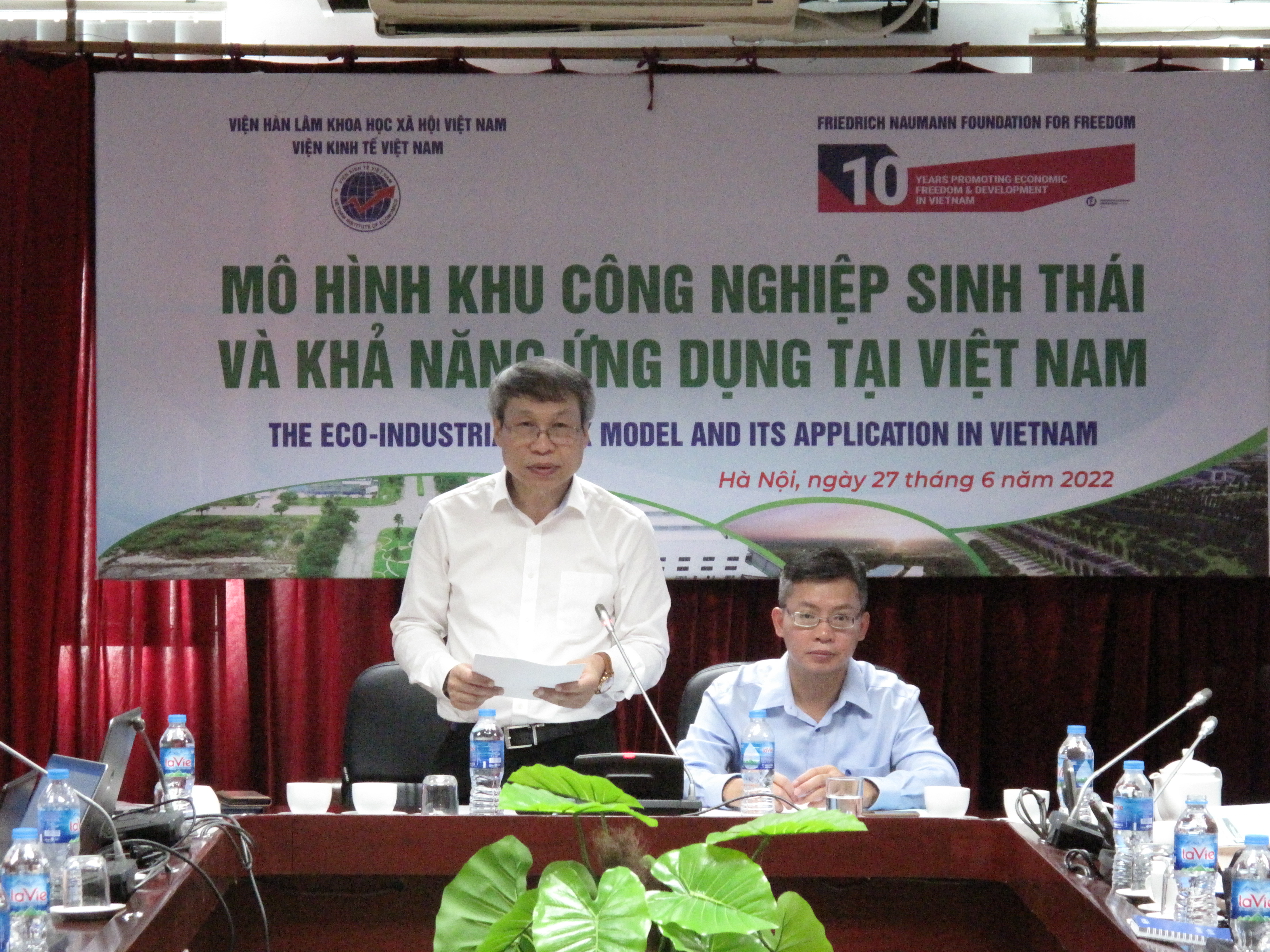 Assoc.Prof.Dr. Bui Quang Tuan, Director of the Vietnam Institute of Economics and Dr. Pham Hung Tien, Deputy Country Director of the Vietnam FNF Institute co-chaired the workshop