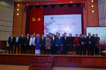 Leaders of VASS took a picture with international guests.
