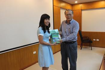 Deputy Director of Institute of Human Geography<br>gave souvenir to LASS