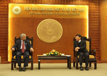 Prof. Dr. Nguyen Quang Thuan and Mr. Kamal Malhotra<br> in the meeting