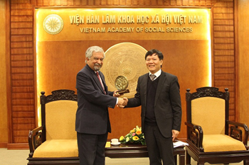 Prof. Dr. Nguyen Quang Thuan gave souvenirs Mr. Kamal Malhotra
