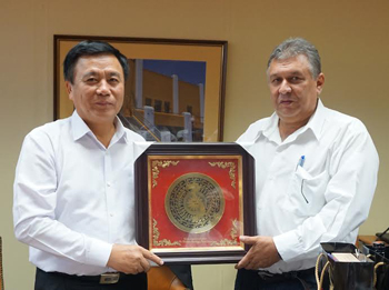 Prof. Dr. Nguyen Xuan Thang gave presents to<br>Mr. Marino Murillo