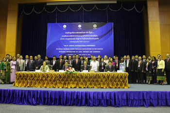 The delegation took photo together
