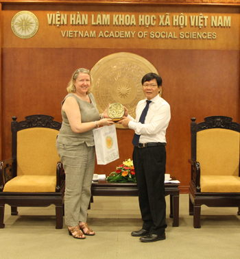 Prof. Dr. Nguyen Quang Thuan gave souvenir to Ms.Sue Vize